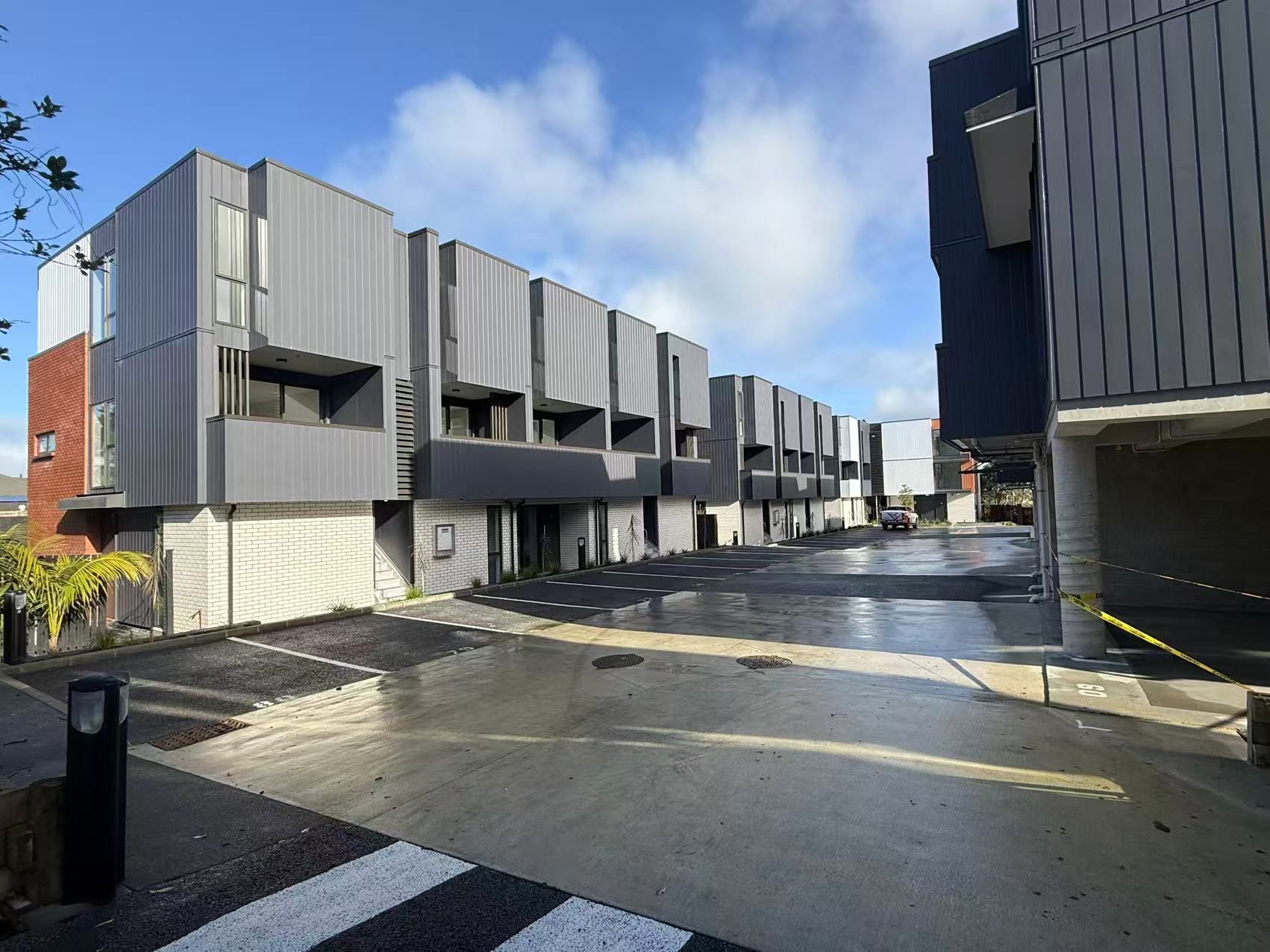 Slide 2 for 现代公寓生活