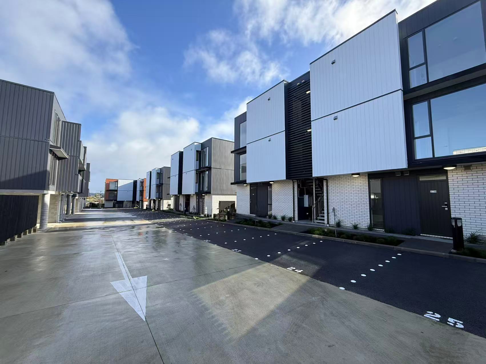 Slide 1 for 现代公寓生活