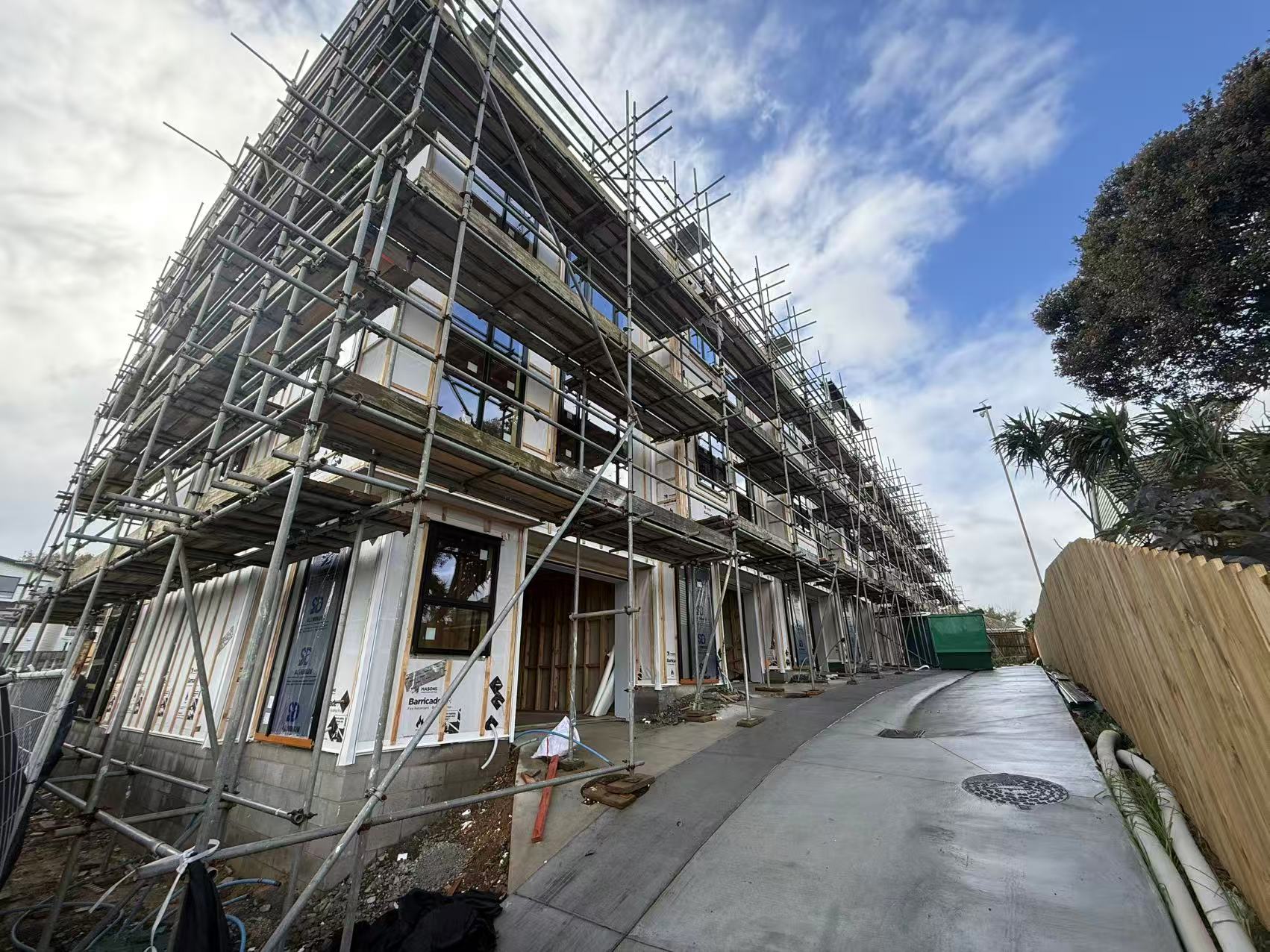 Slide 1 for 现代联排别墅