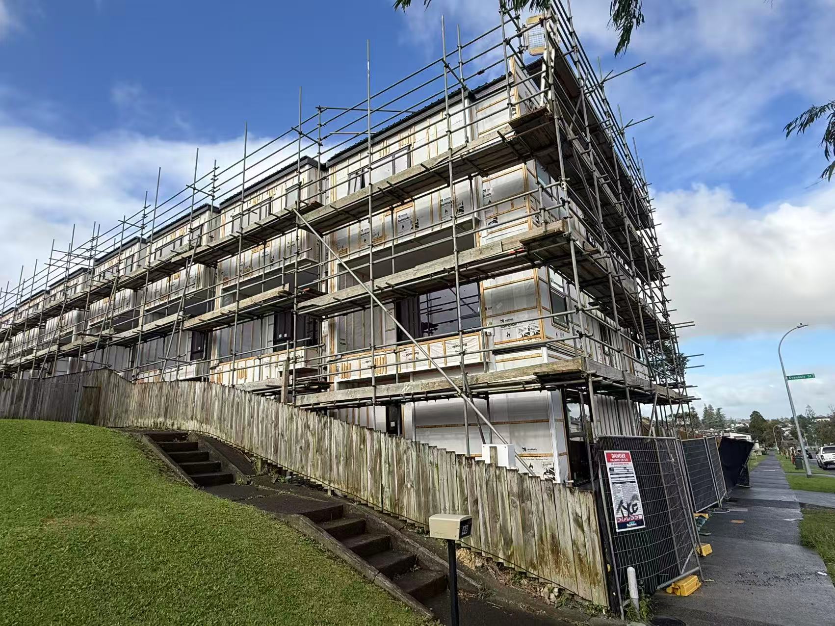 Slide 2 for 现代联排别墅